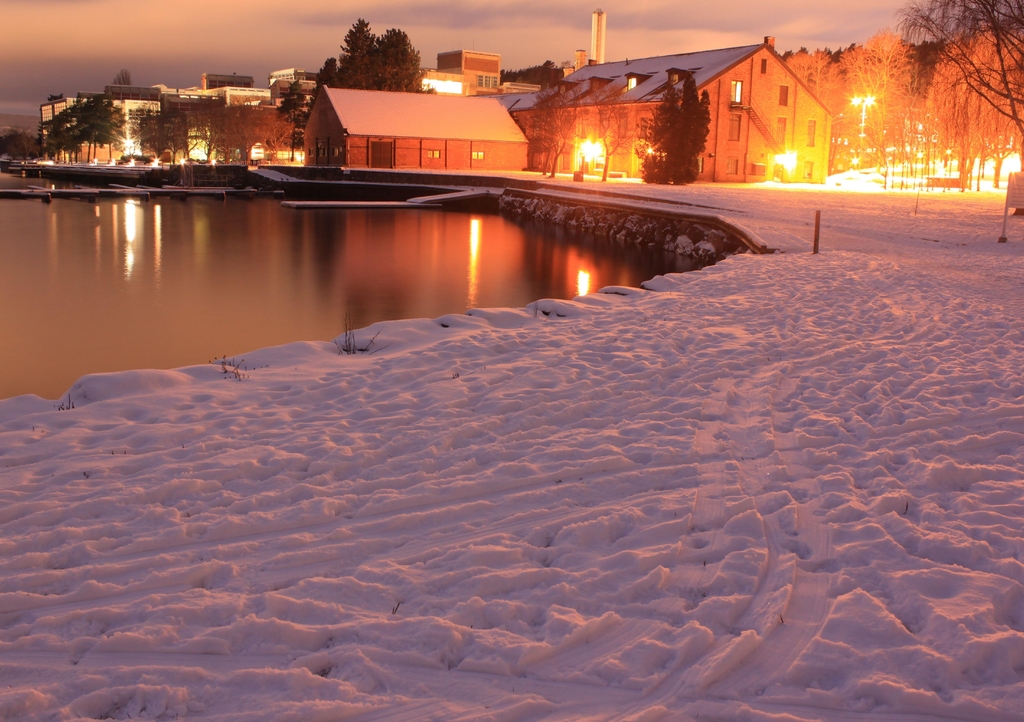 Lais Puzzle - Lichtreflexion im Wasser in der Abenddämmerung - Bærum - 1.000 Teile p-342962