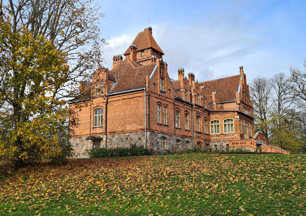 Lais Puzzle - Schöne alte lettische Burg Jaunmoku zwischen Bäumen mit vergilbten Blättern - 1.000 Teile p-342976
