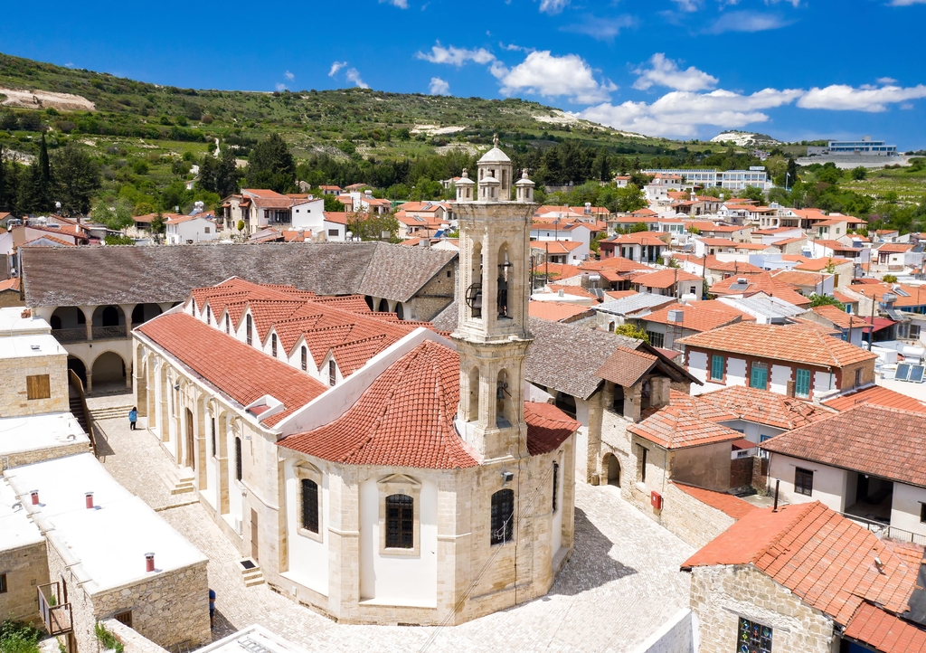 Lais Puzzle - Blick auf das Dorf Omodos und das Timios-Stavros-Kloster. Bezirk Limassol, Zypern - 1.000 Teile p-343010