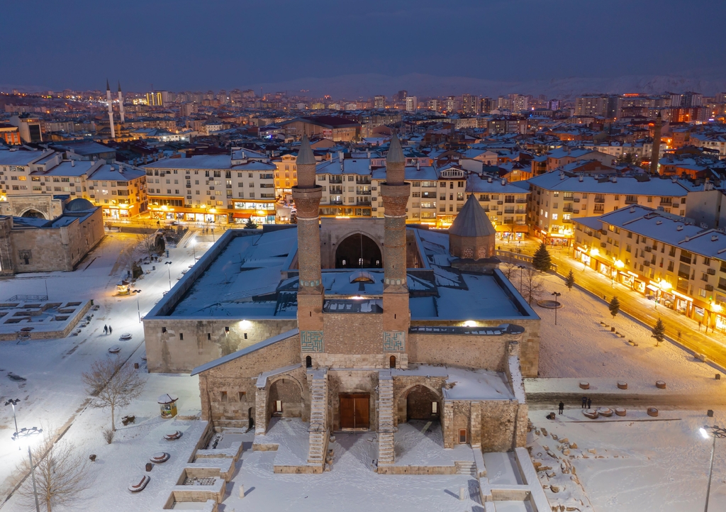 Lais Puzzle - Die Madrasa mit zwei Minaretten wurde 1271 in der İlhanlı-Periode erbaut. Bemerkenswert sind die Kacheldekorationen an den Minaretten. Sivas, Türkei - 1.000 Teile p-343015