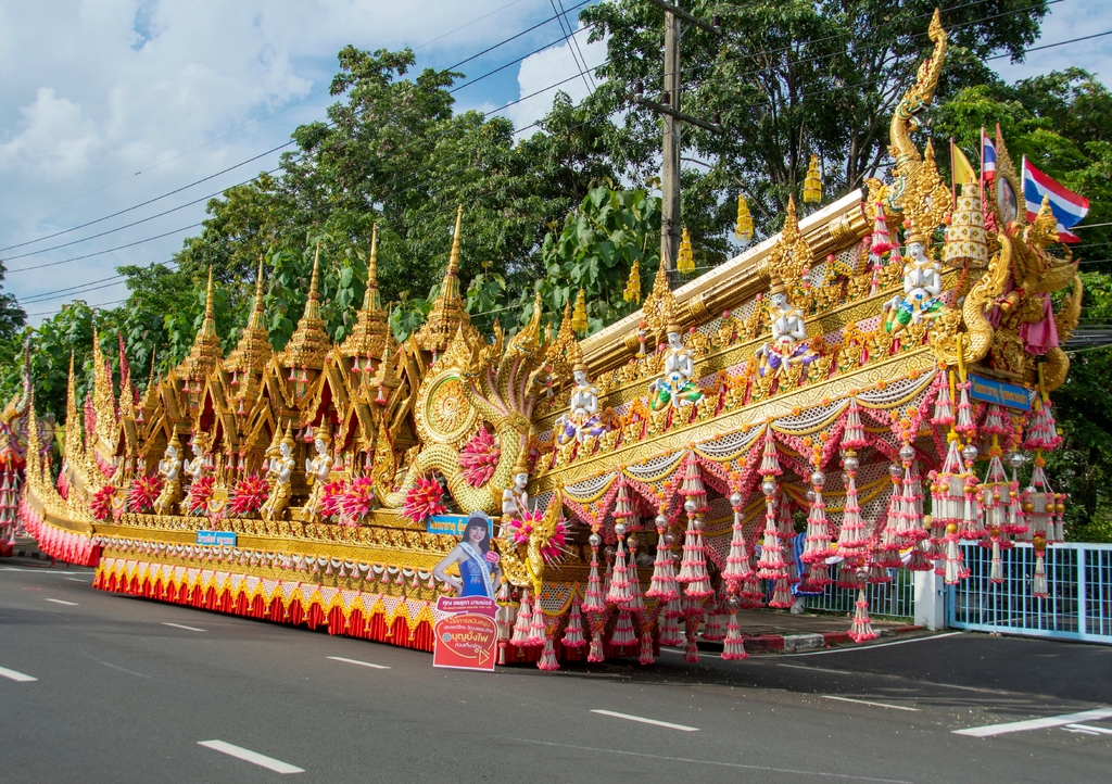 Lais Puzzle - Boon Bang Fai Konvoi am Straßenrand geparkt während des Tages Yasothon Thailand - 1.000 Teile p-343091