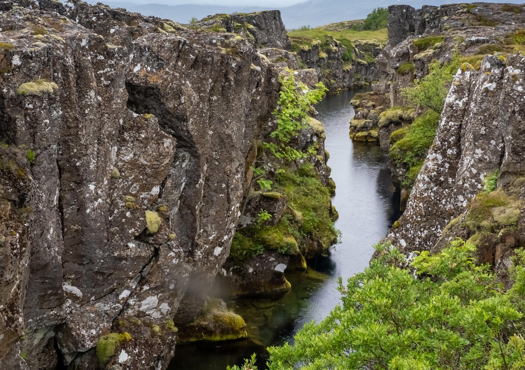 Lais Puzzle - Beeindruckende Aussicht auf die Silfra, einen Graben, der durch den Mittelatlantischen Rücken beim Auseinanderdriften der nordamerikanischen und eurasischen tektonischen Platten entstanden ist. Thingvellir-Nationalpark, Island - 1.000 Teile p-343204