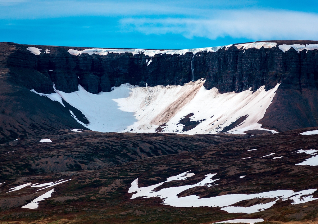 Lais Puzzle - Schmelzender Schnee auf einer Klippe, Thingeyri, Westfjorde, Island - 1.000 Teile p-343229