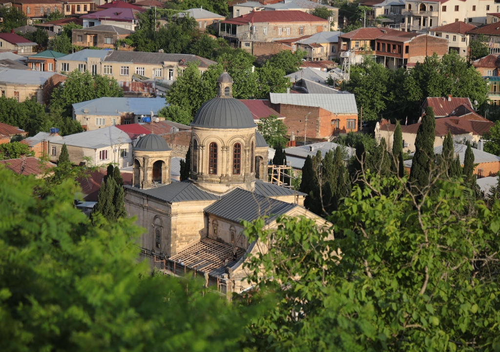 Lais Puzzle - oke orthodoxe Kirche in der Stadt mit Bäumen in Kutaissi, Georgien - 1.000 Teile p-343361