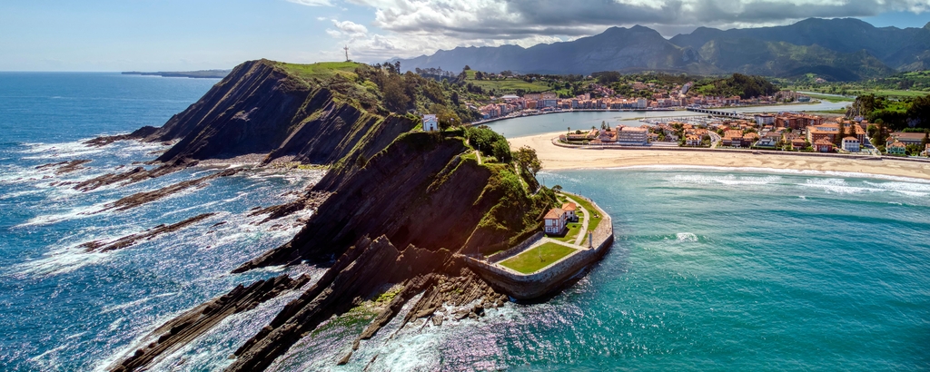Lais Puzzle - Luftaufnahme von Ribadesella und seinem Mündungsgebiet in Asturien, Spanien. - 2.000 Teile p-345429