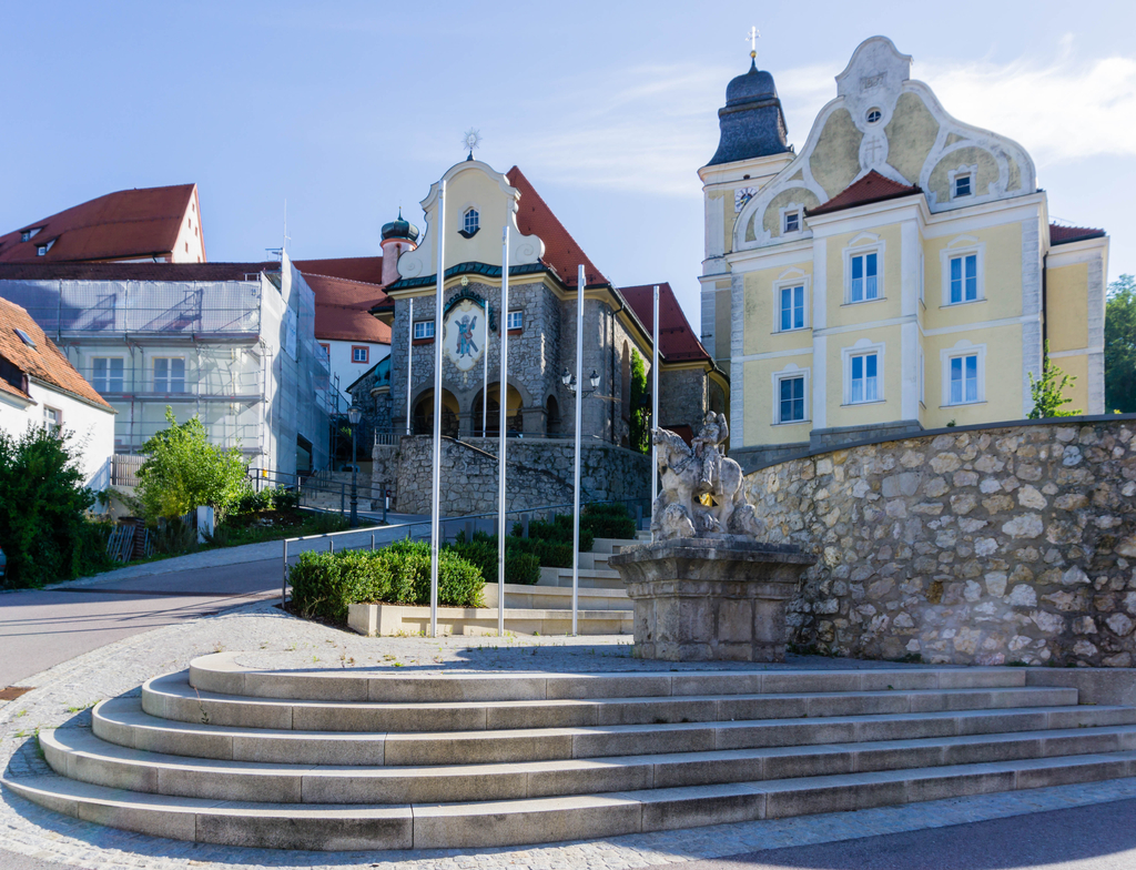 Lais Puzzle - Parsberg Panorama mit St. Andreas Kirche bei blauen Himmel - 1.000 Teile p-348923