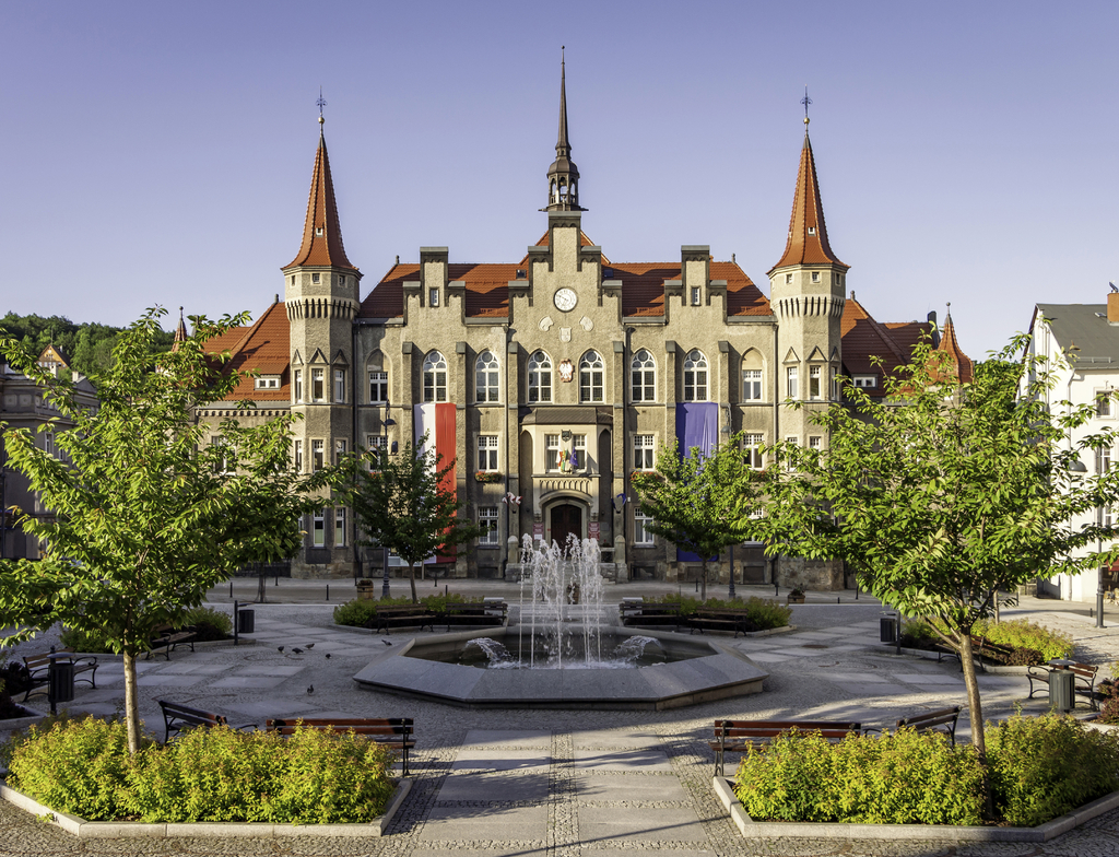Lais Puzzle - Walbrzych, Polen - malerisches neugotisches Rathaus am Magistracki-Platz - 1.000 Teile p-349377