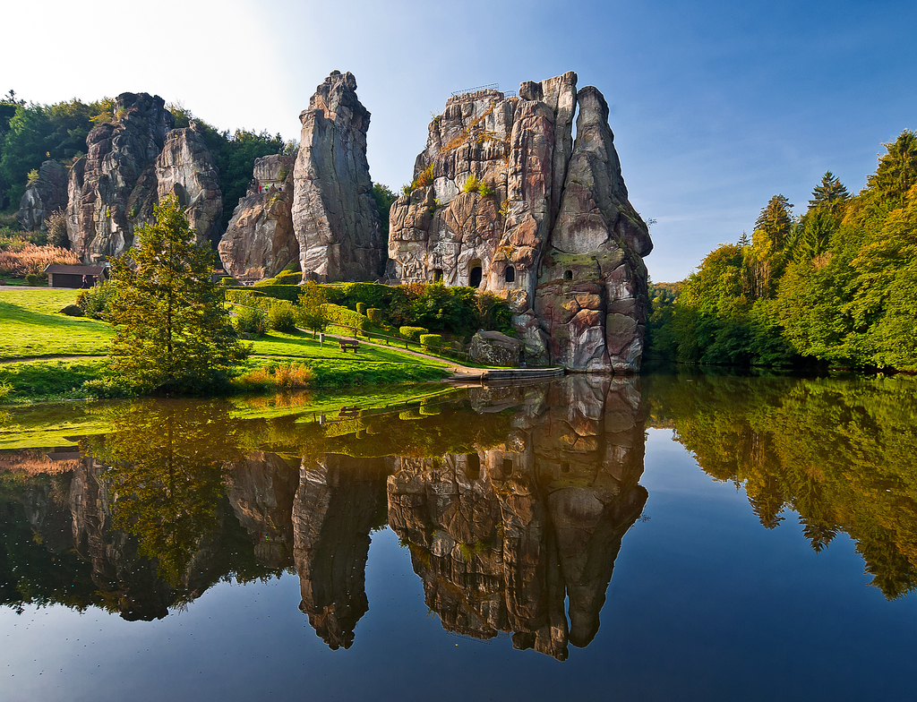 Lais Puzzle - Blick auf die Externsteine mit See vor dem Teutoburger Wald, Deutschland. - 1.000 Teile p-349601