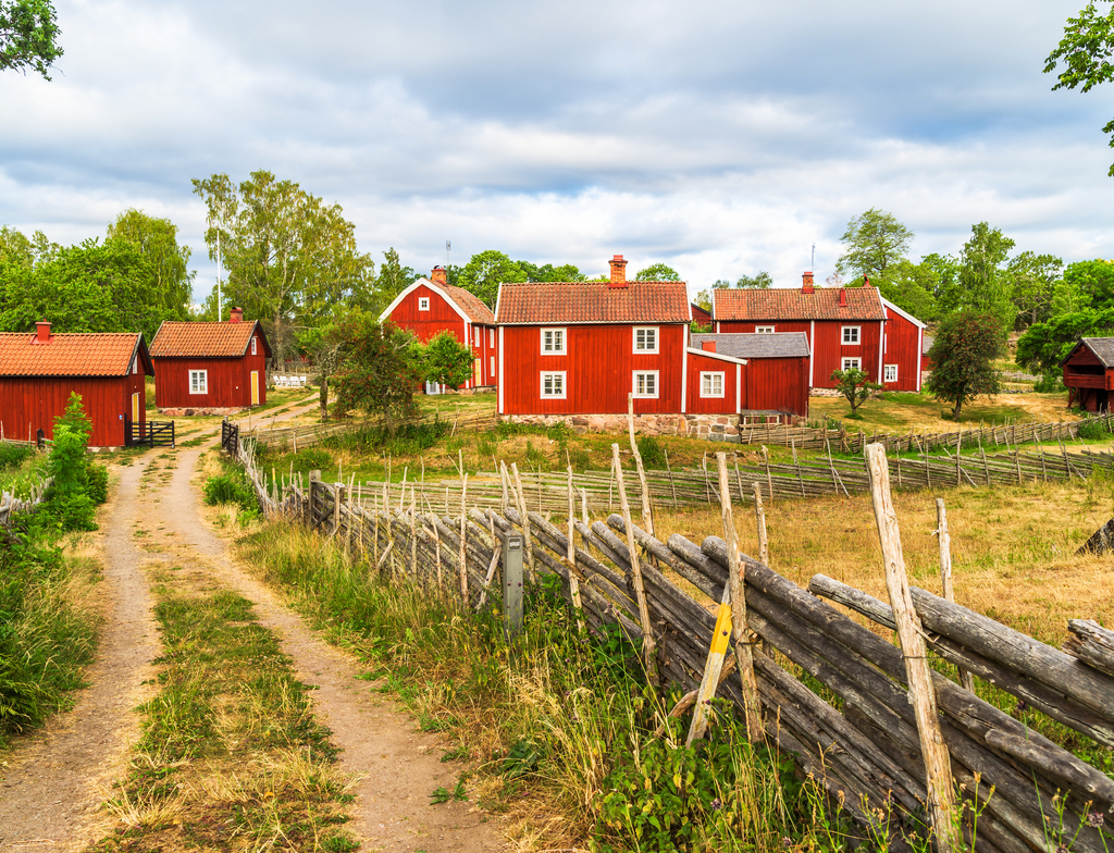Lais Puzzle - Das historische Dorf Stensjo in Smaland, Schweden, von einer nahe gelegenen Landstraße aus gesehen - 1.000 Teile p-350003