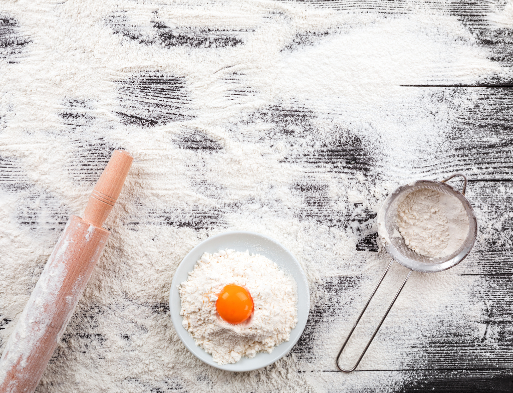 Lais Puzzle - Mehl und Zutaten auf schwarzem Tisch - 1.000 Teile p-350026