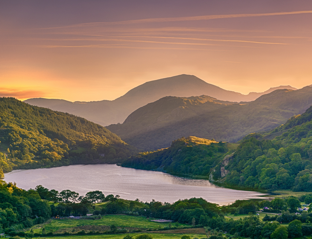 Lais Puzzle - Die Sonne schien durch einen Bergpass über Llyn Gwynant, Snowdonia (Eryri), Wales (Cymru), UK - 1.000 Teile p-350167