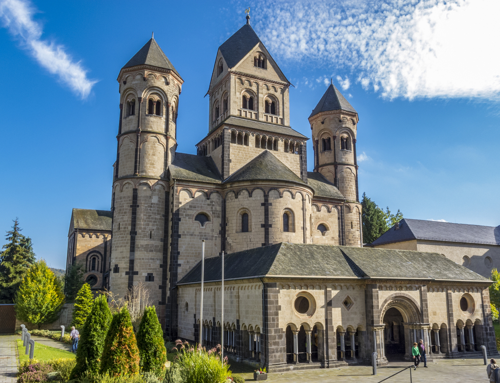 Lais Puzzle - Abtei Maria Laach, eine Benediktinerabtei am Südwestufer des Laacher Sees, Laacher See bei Andernach, Eifel, Rheinland-Pfalz Deutschland - 1.000 Teile p-350427