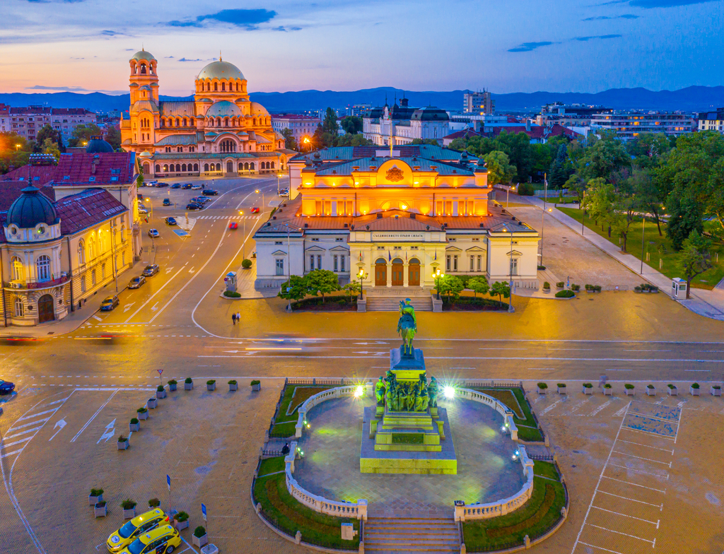 Lais Puzzle - Nachtansicht der Nationalversammlung der Republik Bulgarien und der Alexander-Newski-Kathedrale in Sofia. Das Schild bedeutet: "Einigkeit macht stark - 1.000 Teile p-351192