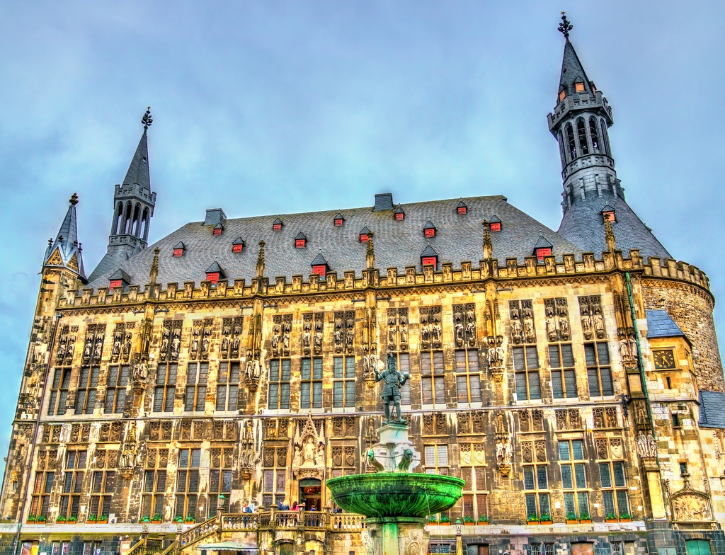 Lais Puzzle - Aachener Rathaus, das im gotischen Stil erbaute Rathaus von Aachen - 1.000 Teile p-351261