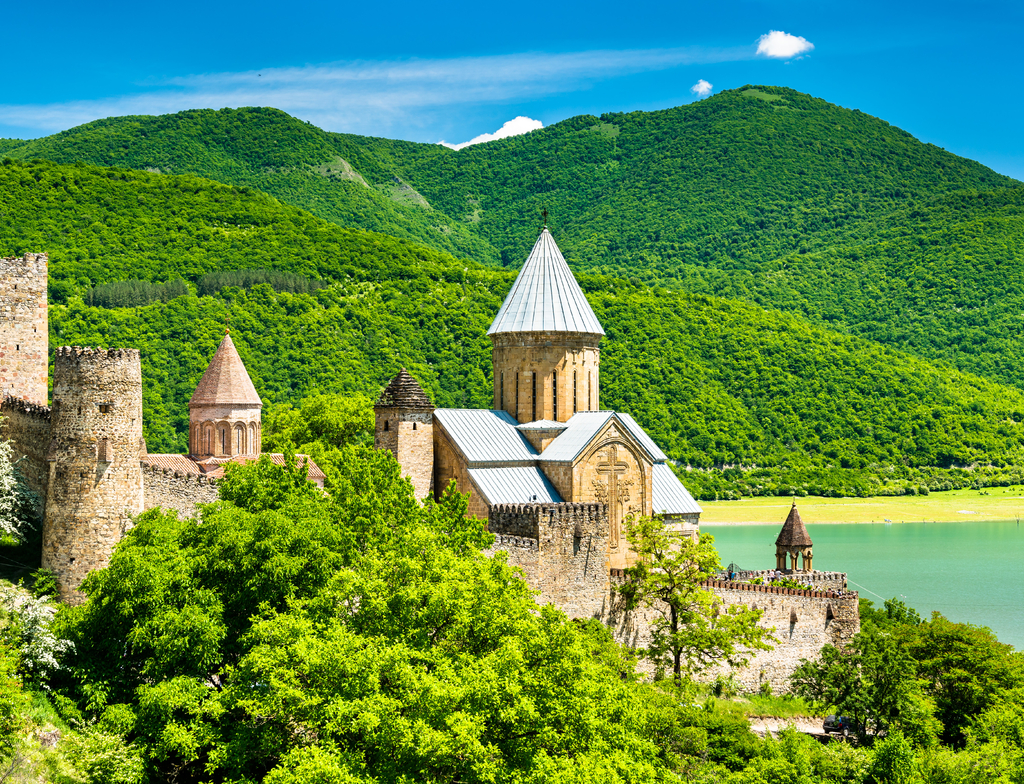 Lais Puzzle - Burg Ananuri am Fluss Aragvi in Georgien - 1.000 Teile p-351410