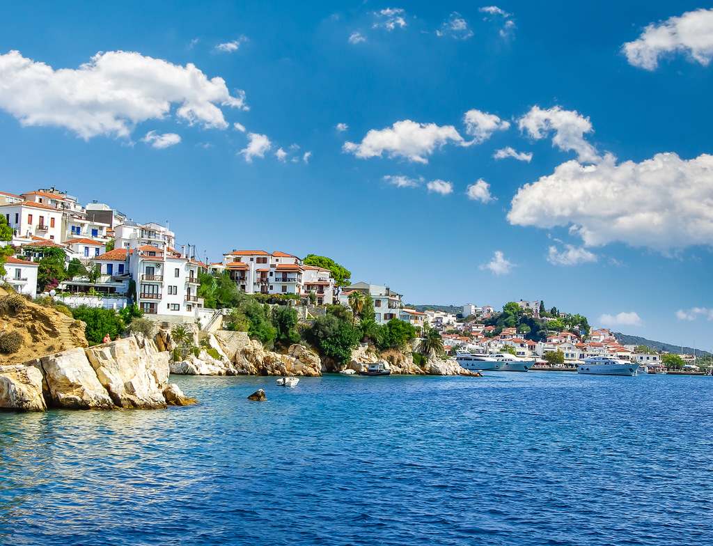 Lais Puzzle - Skiathos Stadt auf der Insel Skiathos, Griechenland. Schöner Blick auf die Altstadt mit Booten im Hafen - 1.000 Teile p-351422
