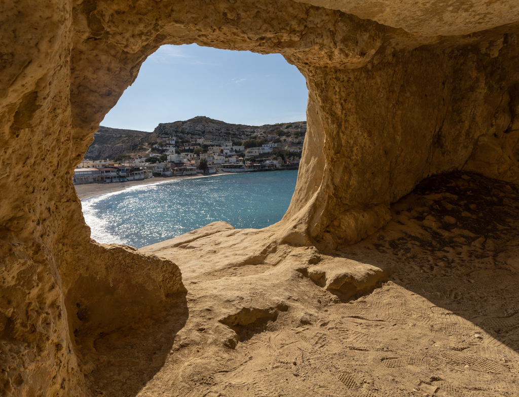Lais Puzzle - Beeindruckende römische Katakomben in den Sandsteinfelsen über dem Strand von Matala, Kreta, Griechenland - 1.000 Teile p-351462