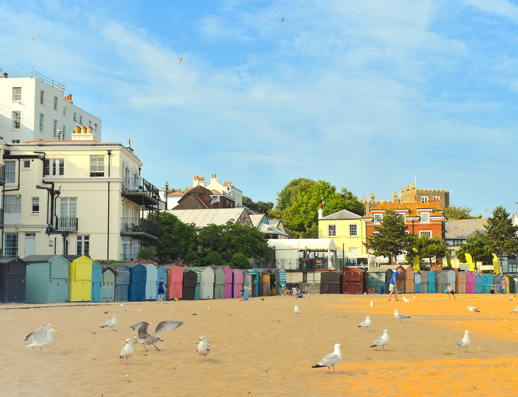 Lais Puzzle - Bunte Strandhütten am Strand, Viking Bay, Broadstairs, Kent, Großbritannien - 1.000 Teile p-351503