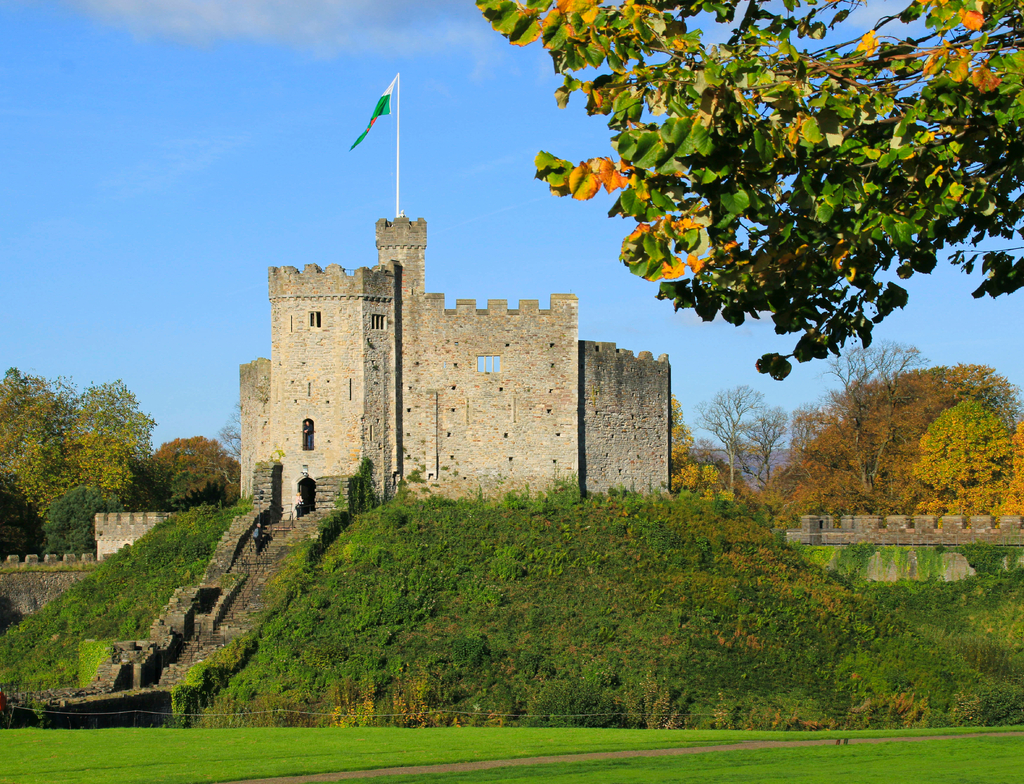 Lais Puzzle - Cardiff Castle von außen im Zentrum von Cardiff in der Herbstsonne - 1.000 Teile p-351523