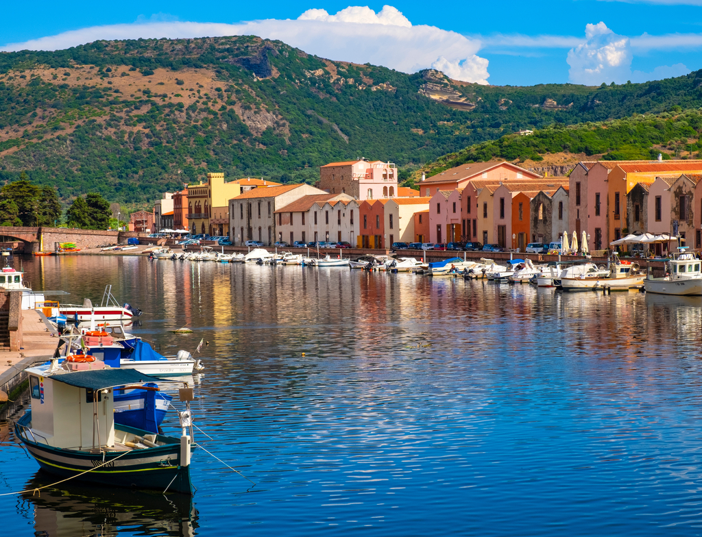 Lais Puzzle - Bosa, Sardinien, Italien - Panoramablick auf die Altstadt von Bosa am Temo-Flussufer mit bunten Mietshäusern und Booten - 1.000 Teile p-351668