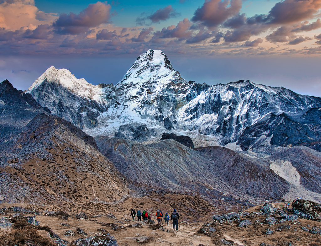 Lais Puzzle - Ehrfurcht gebietender Gipfel der Ama Dablam - Trekker im Vordergrund, Himalaya, Nepal - 1.000 Teile p-351890