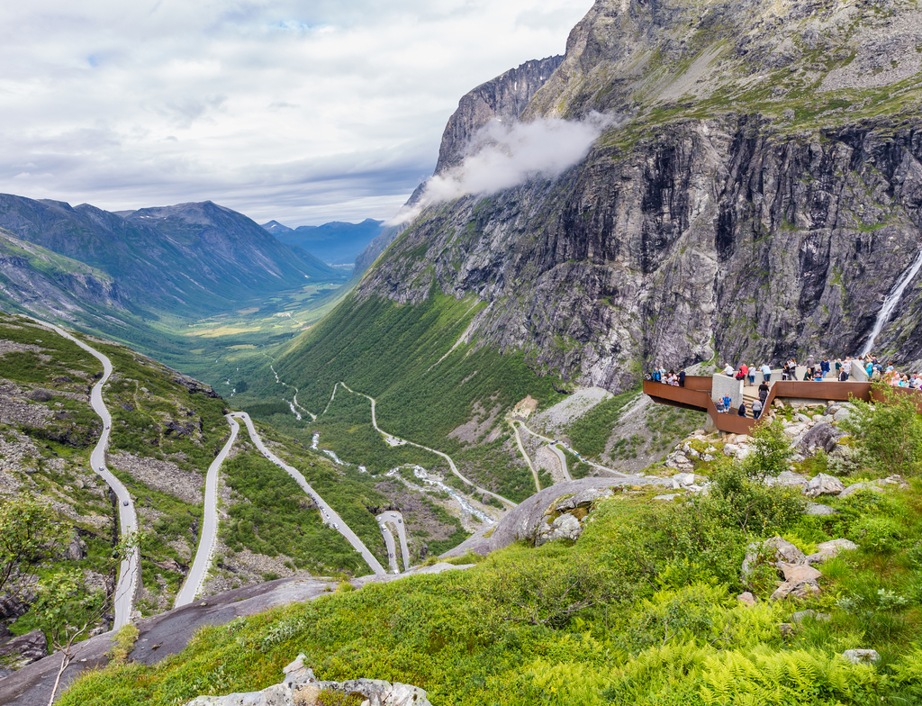 Lais Puzzle - Aussichtspunkt und Pass am Trollstigen entlang der nationalen Panoramastraße Geiranger Trollstigen More og Romsdal in Norwegen - 1.000 Teile p-351919
