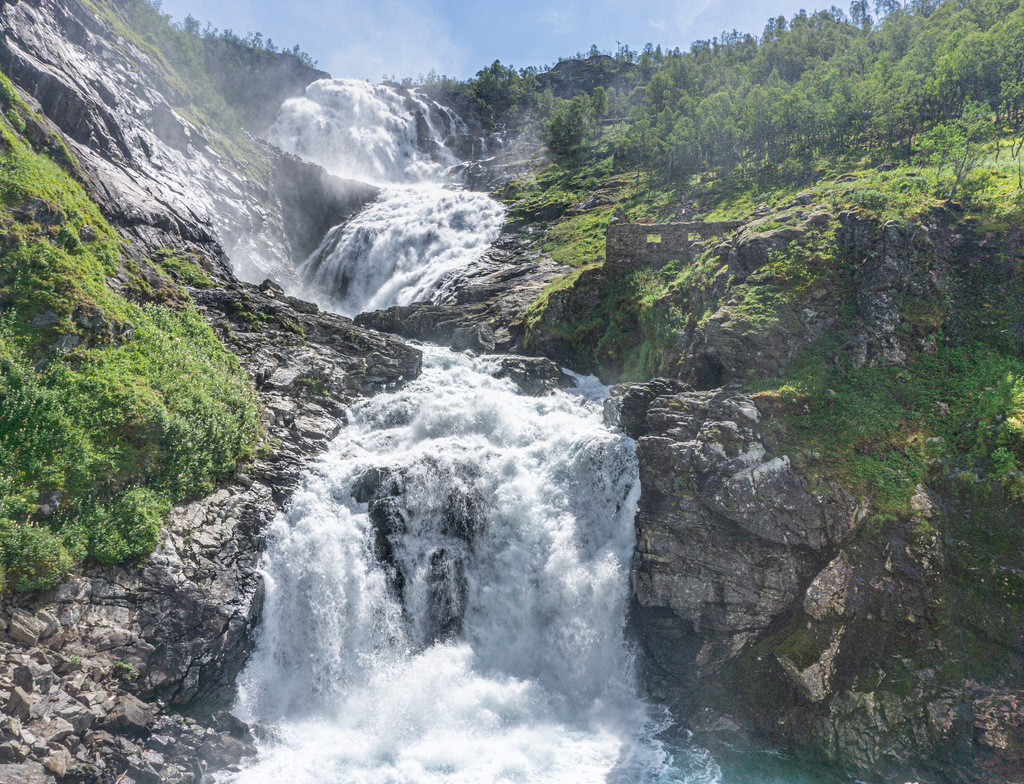 Lais Puzzle - Kjosfossen ist ein Wasserfall in der Gemeinde Aurland im Bezirk Vestland, Norwegen - 1.000 Teile p-351926