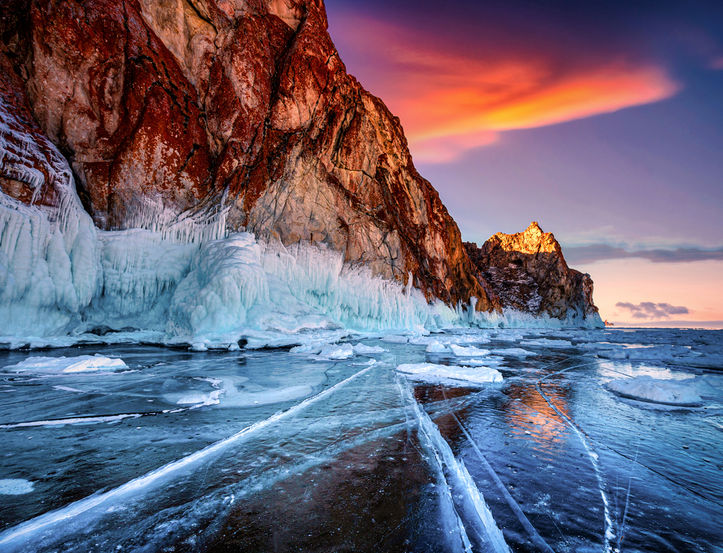 Lais Puzzle - Berglandschaft bei Sonnenuntergang mit natürlichem Eisbruch im gefrorenen Wasser des Baikalsees, Sibirien, Russland - 1.000 Teile p-352096