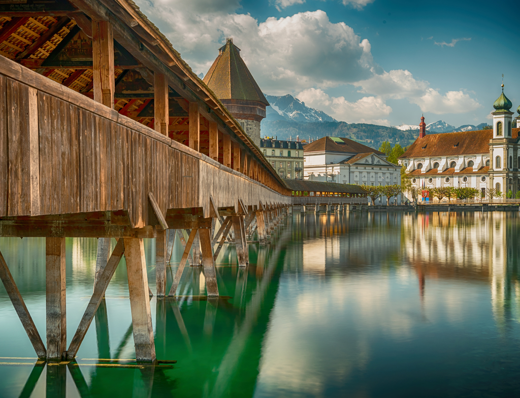 Lais Puzzle - Historisches Stadtzentrum von Luzern mit der berühmten Kapellbrücke und dem Vierwaldstattersee, Kanton Luzern, Schweiz - 1.000 Teile p-352157
