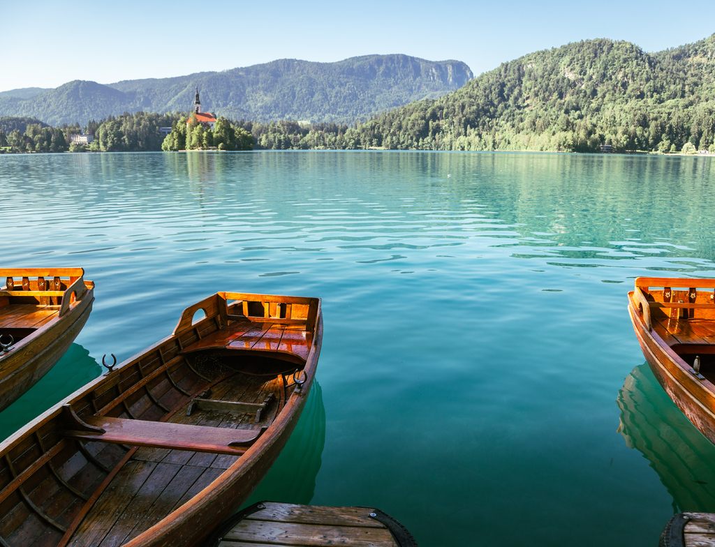 Lais Puzzle - Bleder See, Holzboote und Wallfahrtskirche Mariä Himmelfahrt in Slowenien - 1.000 Teile p-352203