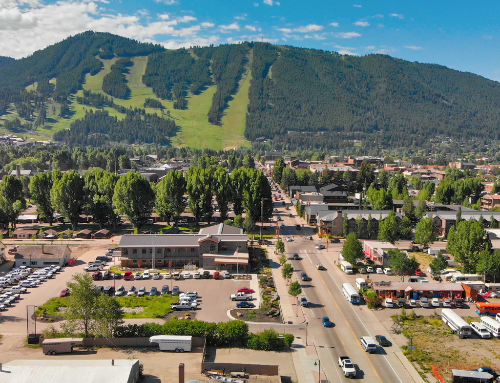 Lais Puzzle - Panoramablick auf die Häuser von Jackson Hole und die schönen Berge an einem Sommermorgen, Wyoming - 1.000 Teile p-352420