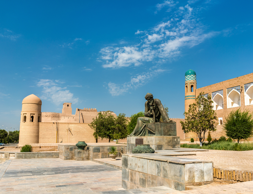 Lais Puzzle - Statue von Al-Khwarizmi vor der Itchan Kala in Chiwa, Usbekistan - 1.000 Teile p-352436