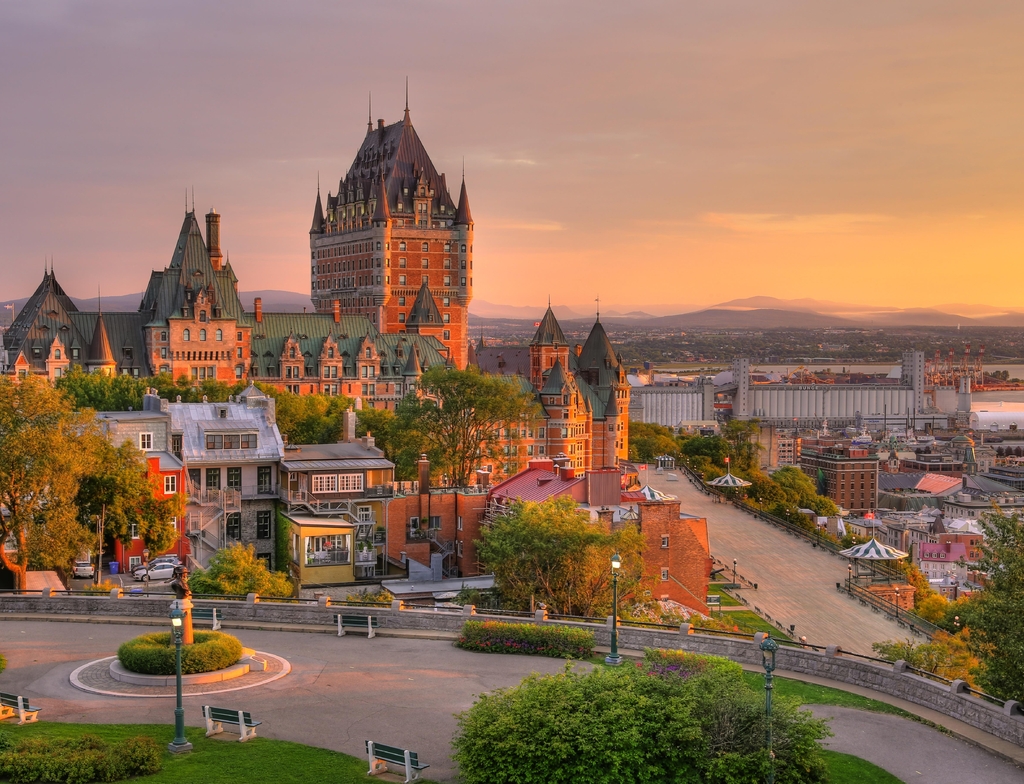 Lais Puzzle - Frontenac Castle in Old Quebec City im schönen Licht des Sonnenaufgangs. Bild mit hohem Dynamikumfang. Reisen, Urlaub, Geschichte, Stadtbild, Natur, Sommer, Hotels und Architekturkonzept - 1.000 Teile p-352648
