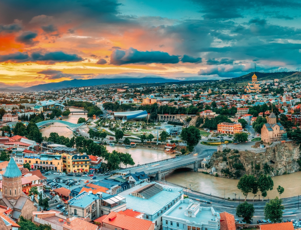 Lais Puzzle - Tiflis, Georgien. Panorama Stadtbild der Sommer-Altstadt. Metekhi Kirche - 1.000 Teile p-352732