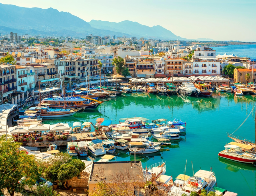 Lais Puzzle - Panoramablick auf den alten Hafen von Kyrenia (Girne) an der Nordküste von Zypern - 1.000 Teile p-352815