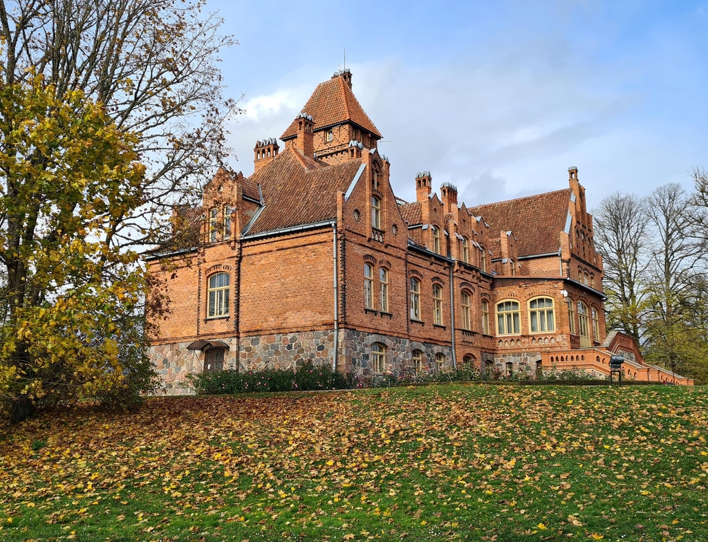 Lais Puzzle - Schöne alte lettische Burg Jaunmoku zwischen Bäumen mit vergilbten Blättern - 1.000 Teile p-352891
