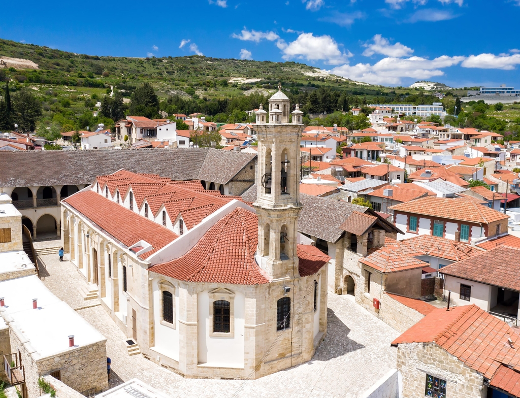 Lais Puzzle - Blick auf das Dorf Omodos und das Timios-Stavros-Kloster. Bezirk Limassol, Zypern - 1.000 Teile p-352900