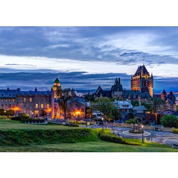 Lais Puzzle - Stadtbild oder Skyline von Chateau Frontenac, Park und Altstadtstraßen während des Sonnenuntergangs mit beleuchteten Schloss- und Saint Denis-Straßengebäuden - 100, 200, 500 & 1.000 Teile