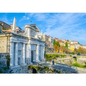 Lais Puzzle - Menschen gehen auf einer Steinbrücke in Richtung Porta San Giacomo in Bergamo, Italien - 100, 200, 500 & 1.000 Teile