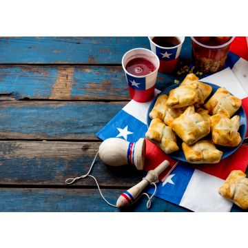 Lais Puzzle - Konzept des chilenischen Unabhängigkeitstags. Fiestas Patrias. Chilenisches typisches Gericht und Getränk am Unabhängigkeitstag, 18. September. Mini Empanadas, Mote con Huesillo, Wein mit geröstetem Mehl, Chicha - 100, 200, 500 & 1.000 Teile