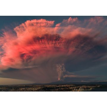 Lais Puzzle - Vulkanausbruch während des Sonnenuntergangs. Der Ausbruch des Vulkans Calbuco im chilenischen Patagonien mit wunderschönen Farben des Sonnenuntergangs spiegelte sich auf der Aschesäule wider - 100, 200, 500 & 1.000 Teile