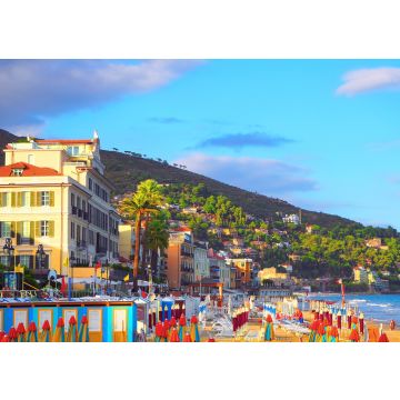 Lais Puzzle - Mehrfarbige Sonnenschirme am Strand in Alassio, Provinz Savona, Region Sanremo, Italien. Stadt bei Sonnenuntergang - 100, 200, 500 & 1.000 Teile