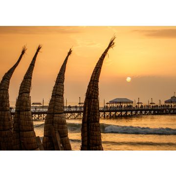 Lais Puzzle - Der Sonnenuntergang mit traditionellen Bootsbooten in der Stadt Huanchaco, Peru - 100, 200, 500 & 1.000 Teile