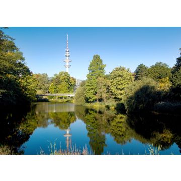 Lais Puzzle - Heinrich-Hertz-Turm - berühmter 279 m hoher Fernsehturm in Hamburg. Blick vom Botanischen Garten (Park Planten und Blomen) im Zentrum der Stadt Hamburg, Deutschland - 100, 200, 500 & 1.000 Teile