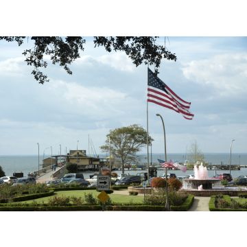 Lais Puzzle - Fairhope Pier an der Mobile Bay in Baldwin County Alabama USA. Ein Brunnen, der das Krebsbewusstsein unterstützt, sprudelt rosa Wasser - 100, 200, 500 & 1.000 Teile