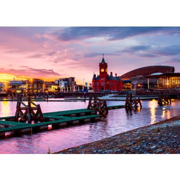 Lais Puzzle - Nächtliche Waterfront in Cardiff, Vereinigtes Königreich. Farbenfroher Sonnenuntergang mit Wales Millennium Center - 100, 200, 500 & 1.000 Teile