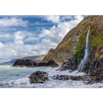 Lais Puzzle - Ein Wasserfall an der walisischen Küste in dem kleinen Fischerdorf Tresaith. Das Meer ist wild, ebenso wie der weiß-blaue Wolkenhimmel. Im Hintergrund die hohen Klippen - 100, 200, 500 & 1.000 Teile