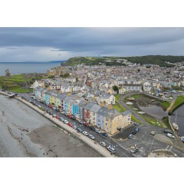 Lais Puzzle - Bunte Häuser an der südlichen Strandpromenade, Aberystwyth, Ceredigion, Wales, Großbritannien. Atemberaubende Küstenaussichten dieser Küstenstadt an einem bewölkten Tag - 100, 200, 500 & 1.000 Teile
