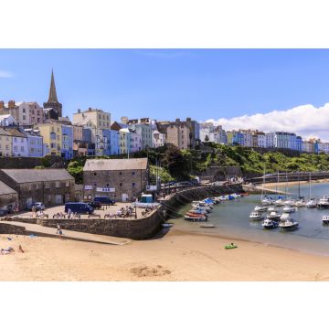 Lais Puzzle - Farbenfrohe historische Stadt und St. Mary's Kirche, vom Harbour Beach aus, Boote an einem sonnigen Tag, Tenby, Pembrokeshire, Wales - 100, 200, 500 & 1.000 Teile