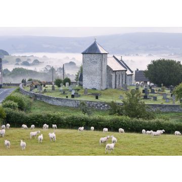 Lais Puzzle - Frühmorgendlicher Nebel in den Tälern umgibt die St. David's Church, Llanddewi'r Cwm, Powys, Wales - 100, 200, 500 & 1.000 Teile